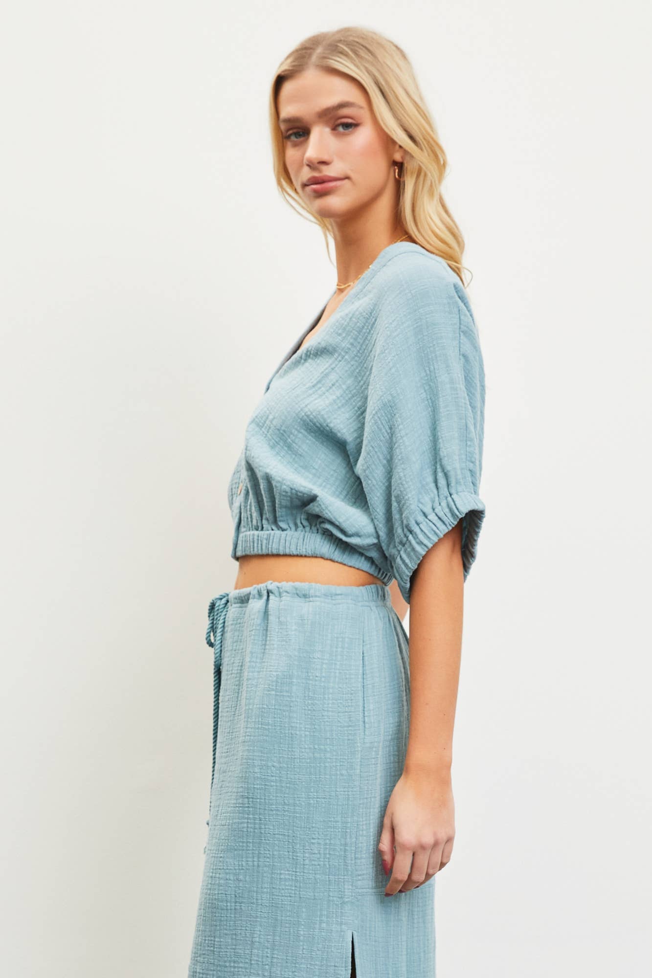 V NECK BUTTON DOWN CROP TOP