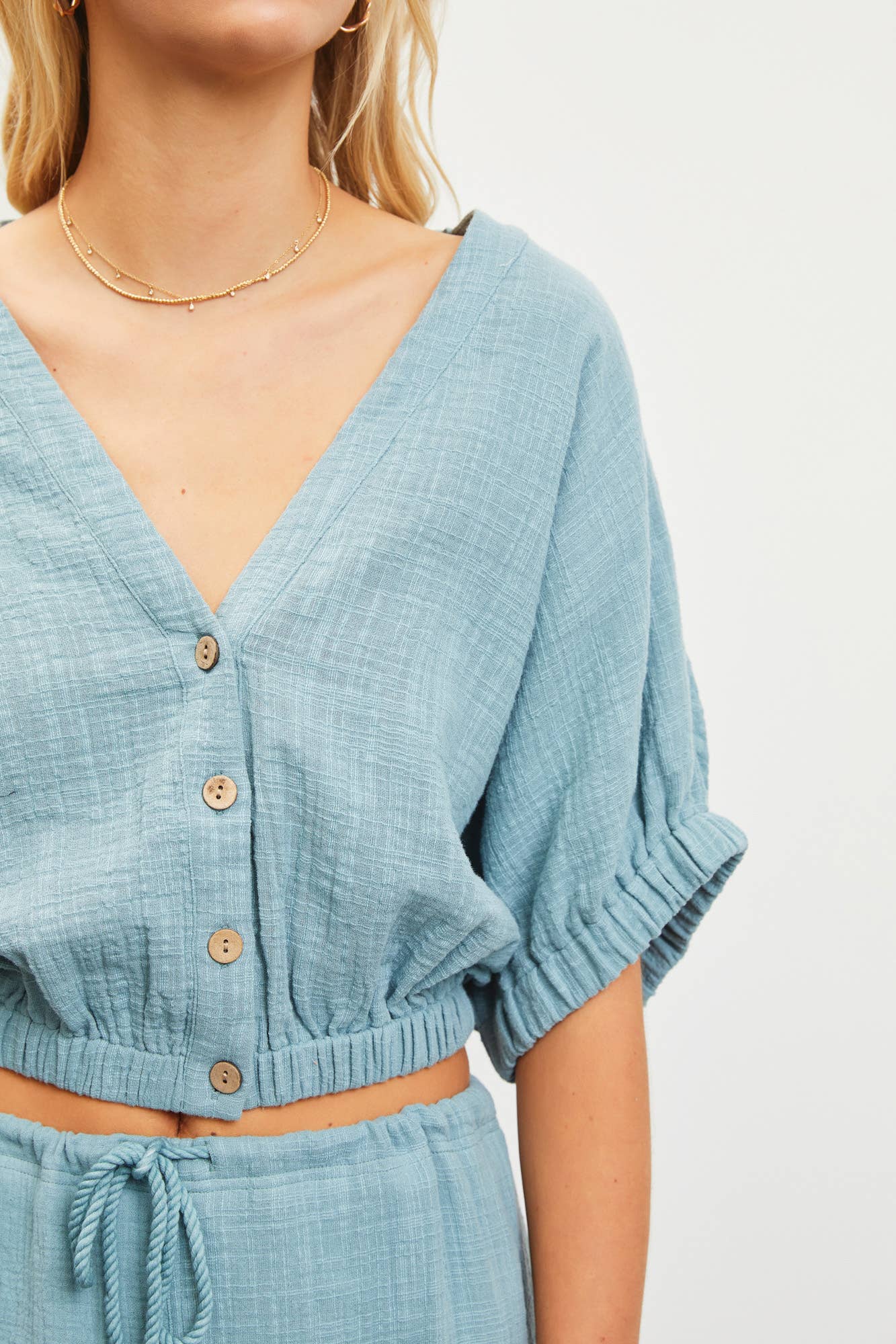 V NECK BUTTON DOWN CROP TOP